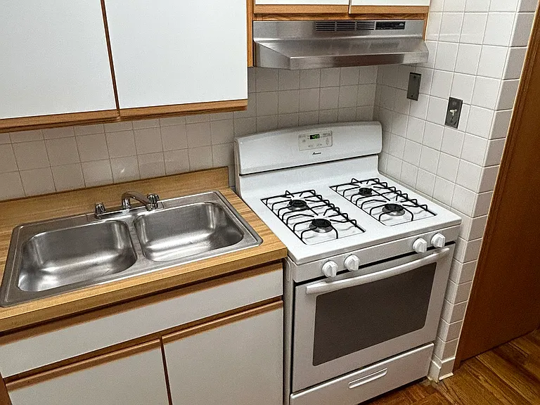 2340 N Commonwealth Ave — Photo 28