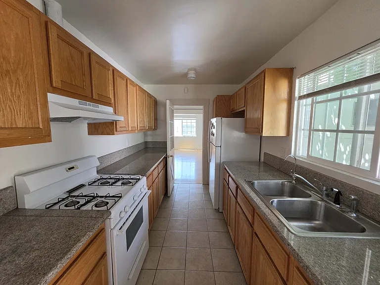 1639 N Kingsley Dr — Photo 1