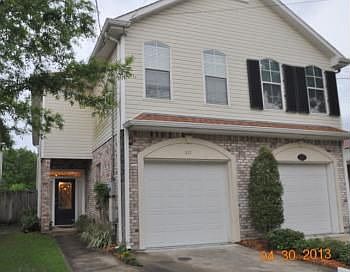 1st image of 827 N Woodlawn Ave