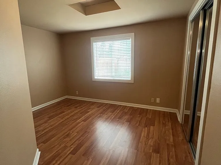 989 1/2 Laurelhurst Dr — Photo 9