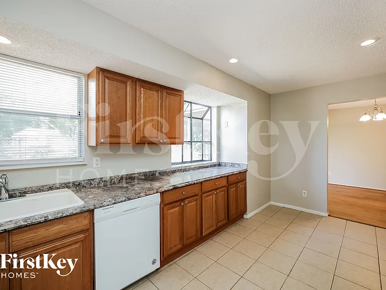 727 SE 9th Pl — Photo 10