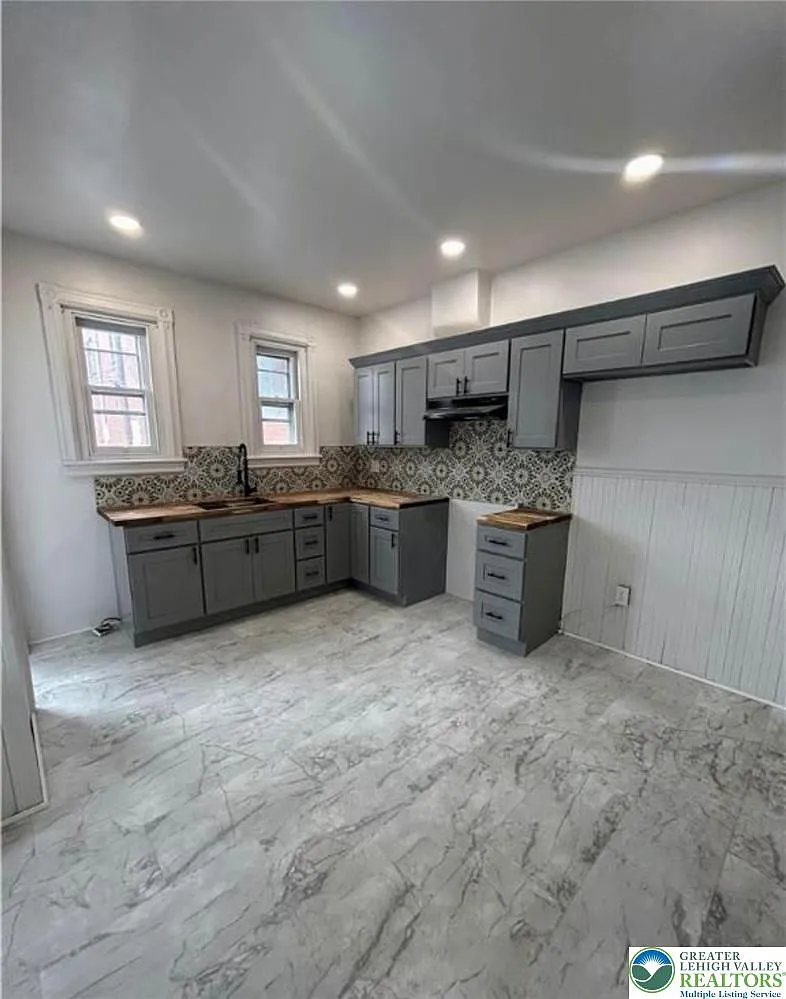 5 bed, 2.0 bath, 2850 sqft, $3,000 — Photo 3