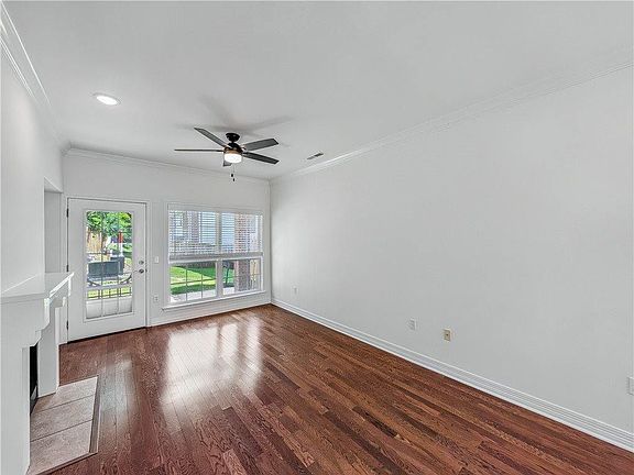 5th image of 904 W Dixson St