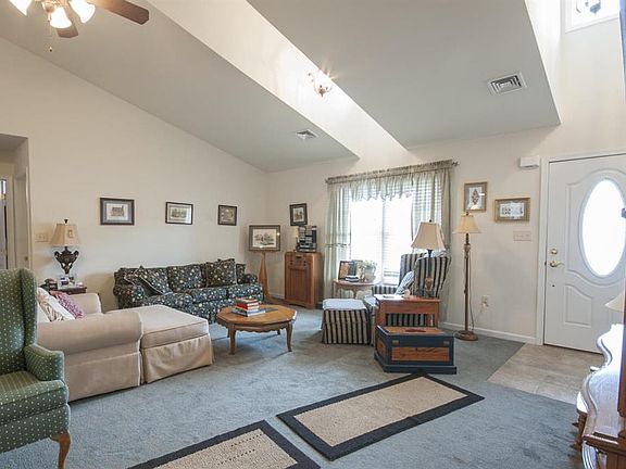 3rd image of 412 Rosewood Dr