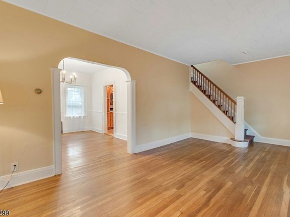 4th image of 438 Warren St