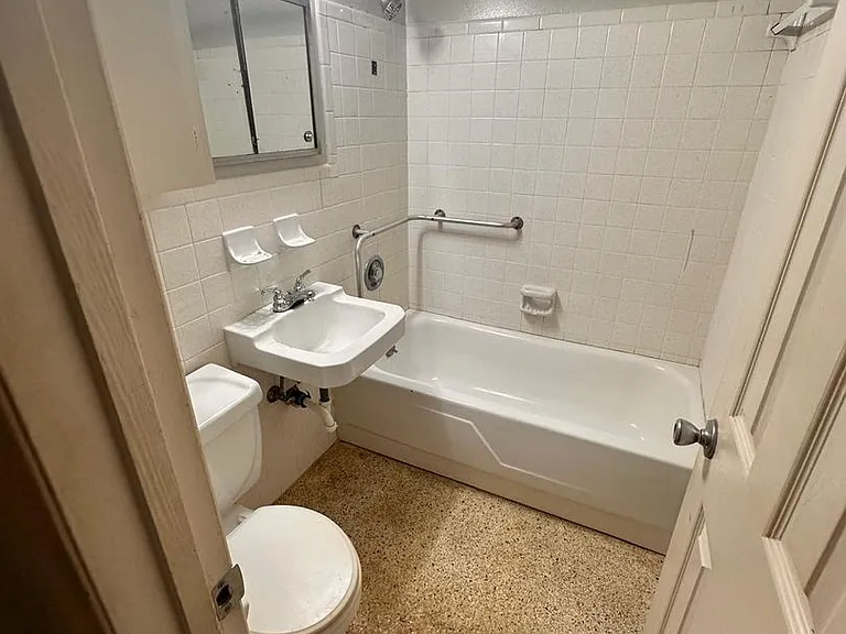 305 E Dakin Ave #11 — Photo 7
