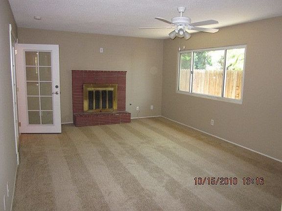 Living Room w NEW Carpet & Paint