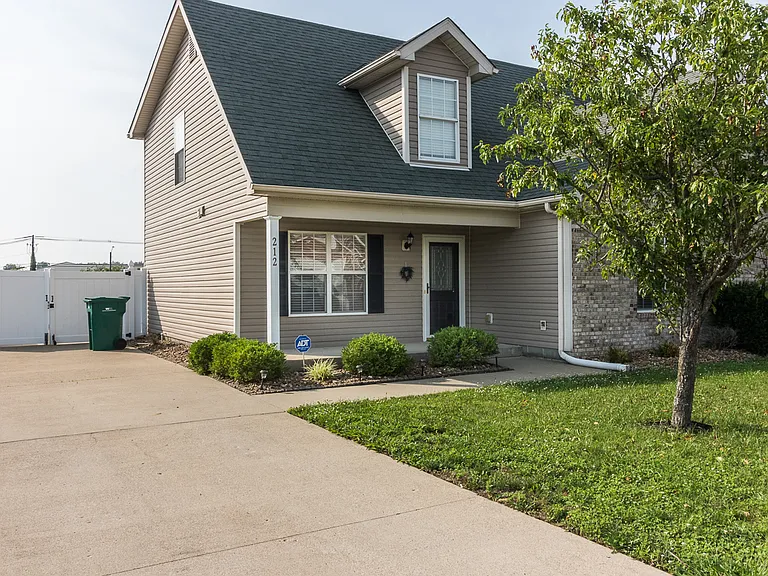 212 Applewood Ln — Photo 3
