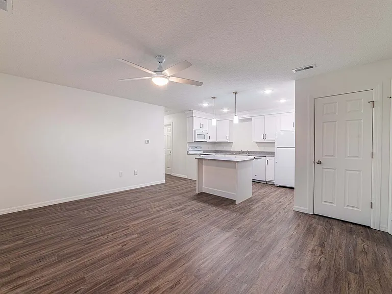 6208 Commerce Dr — Photo 3