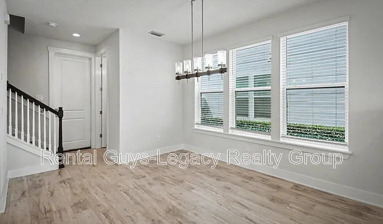 409 Crestview Dr — Photo 7