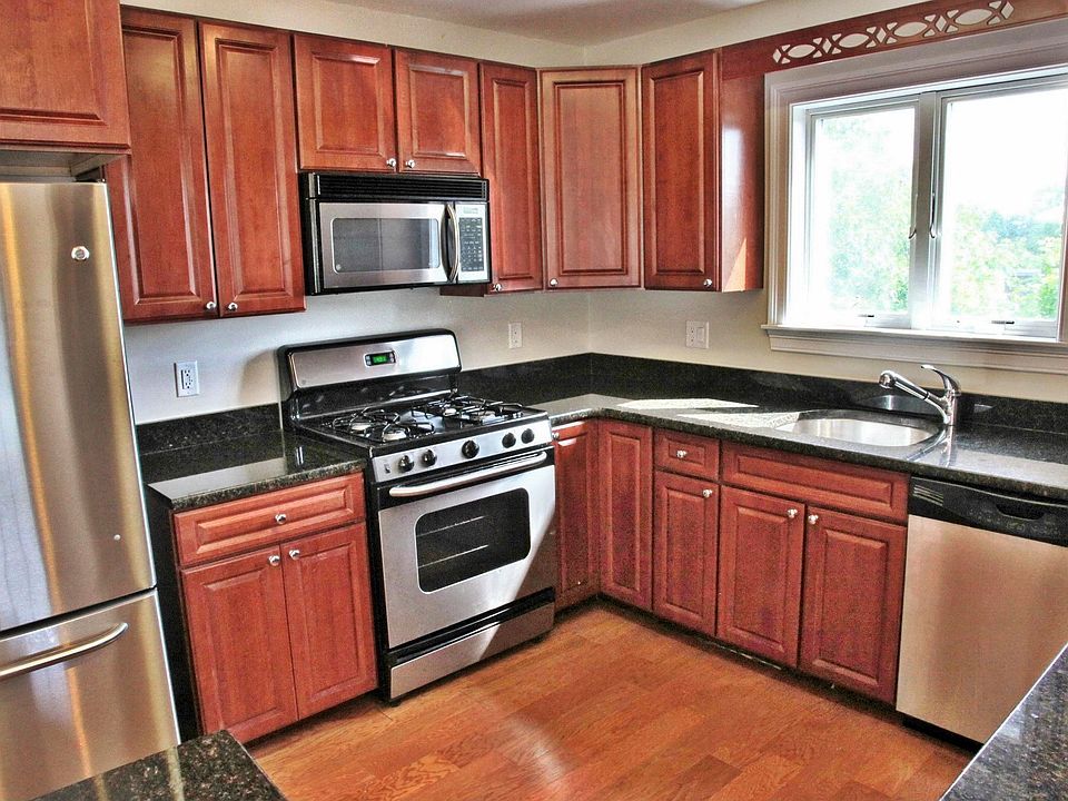 Kitchen: Granite, Stainless