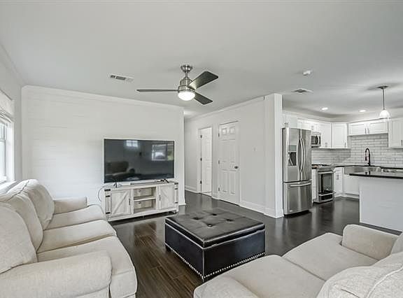 5th image of 213 Diane Ave