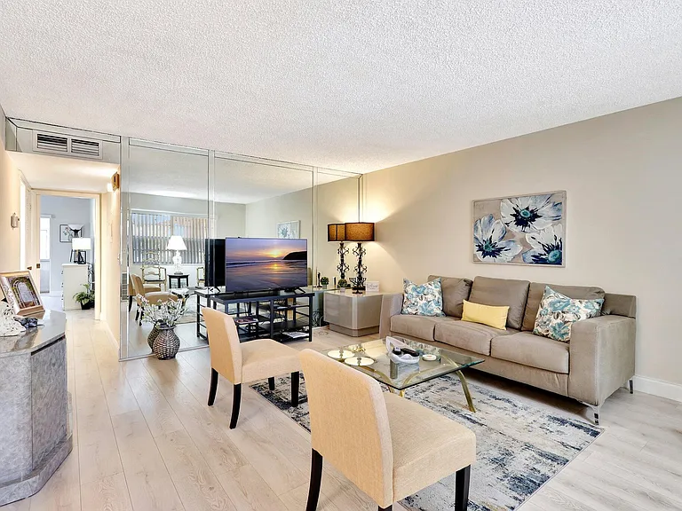 825 E Normandy Trl #R — Photo 3