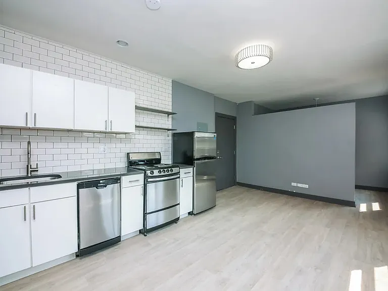 944 W Montrose — Photo 8