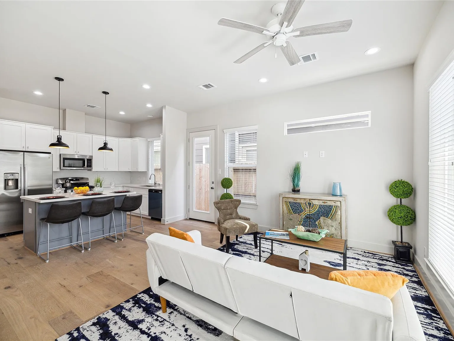 3 bed, 2.5 bath, 1765 sqft, $2,200 — Photo 4