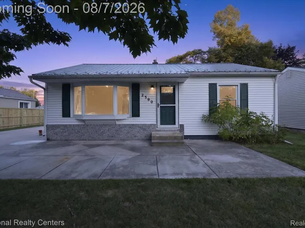 2390 E Clearview Dr, Adrian, MI 49221