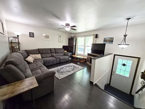 2nd image of 1608 Hickory Pl