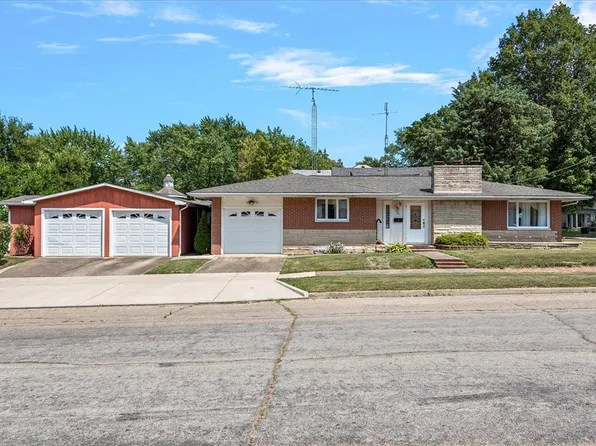 12 S Maple St, Pana, IL 62557