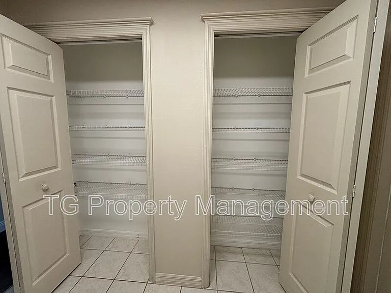 20 Clarendon Ct N — Photo 33