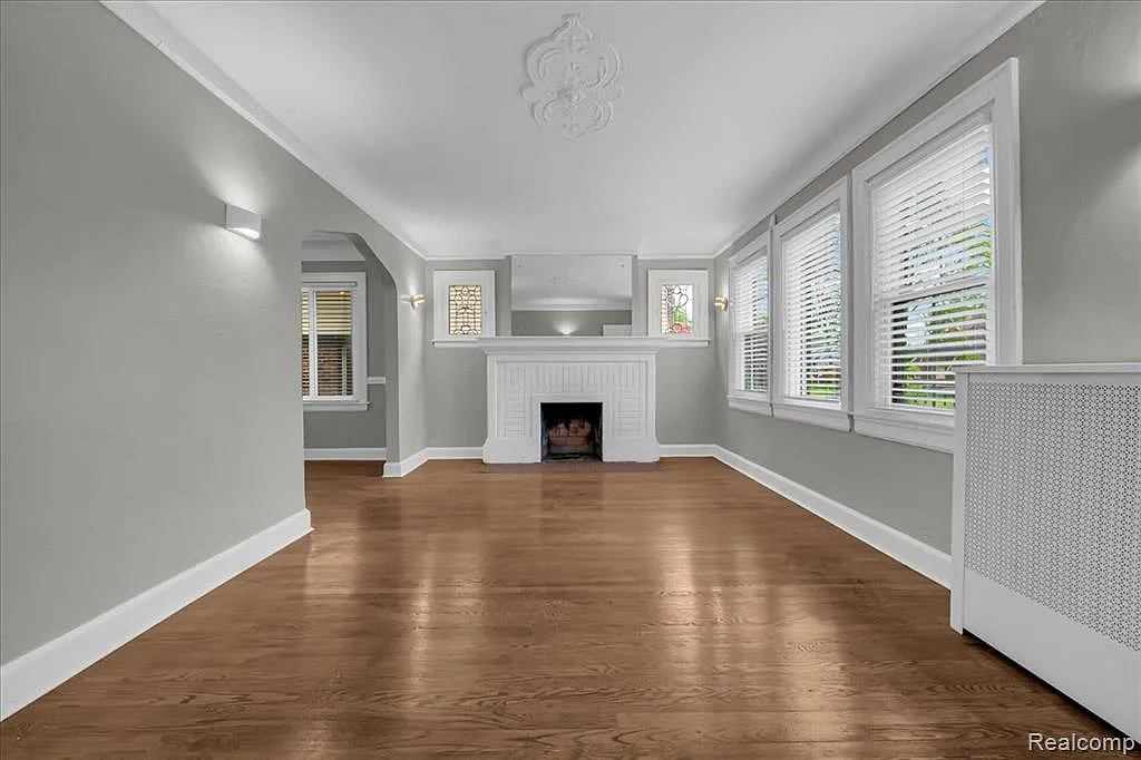 2 bed, 1.0 bath, 2318 sqft, $1,450 — Photo 3