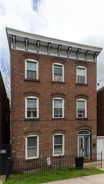 2 bed, 1000 sqft, $1,900 — Photo 1