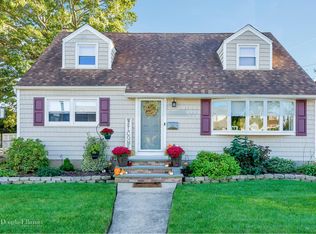 190 N Pine St, Massapequa, NY 11758