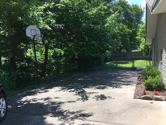 5th image of 1332 Blaine Ave