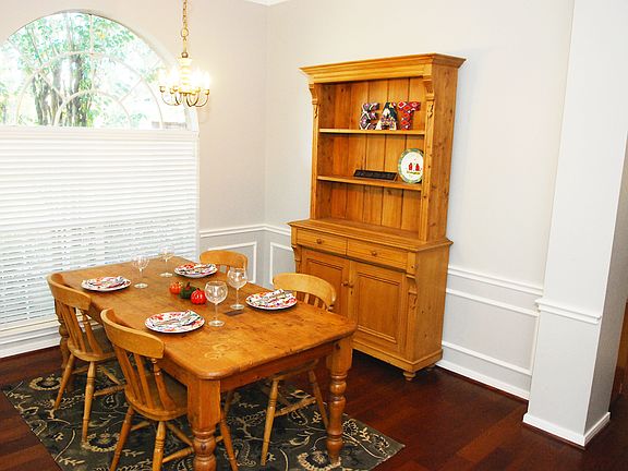 Dining area w arched windows