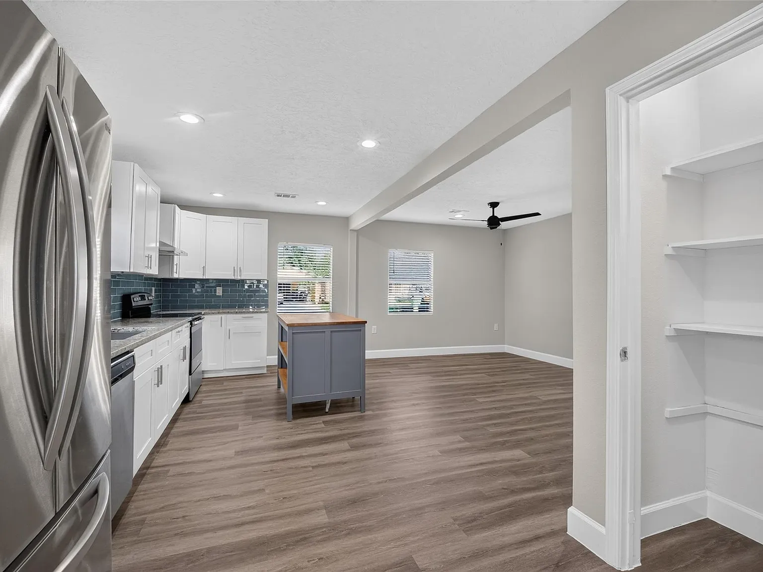 3 bed, 2.0 bath, 1281 sqft, $2,050 — Photo 3