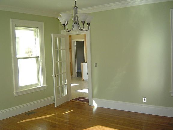 5th image of 176 Main St