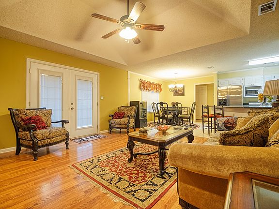 2nd image of 3925 Stratford Cir