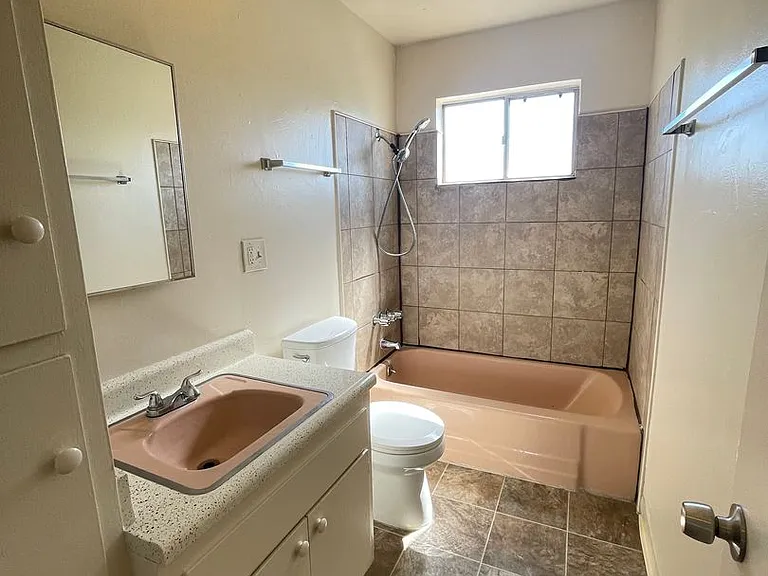 Lake Crest Apartments — Photo 23