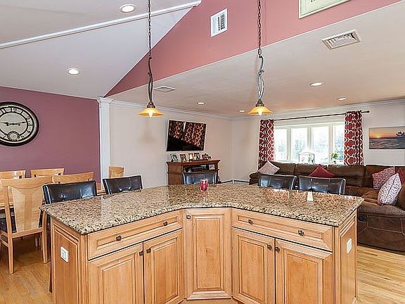 5th image of 17 Seaver Ln