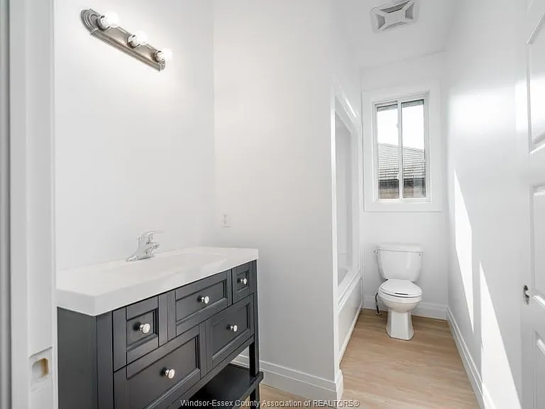 1210 Laurendeau Ave — Photo 10