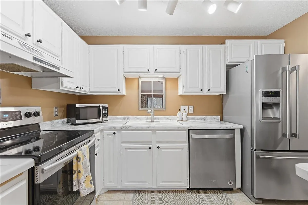Building Photo - 10451 Greenbrier Rd #217