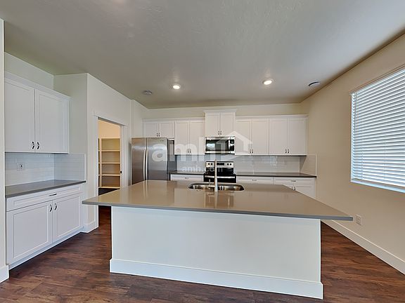 4th image of 1446 N Alderleaf Ave