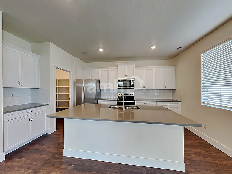 1422 N Barkvine Ave — Photo 4