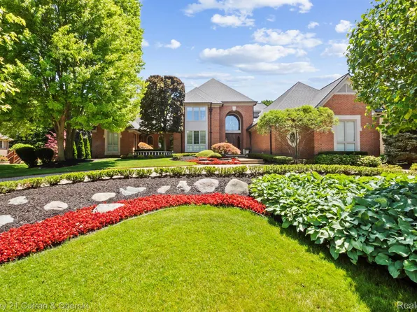 18878 Oak Leaf Ln, Northville, MI 48168