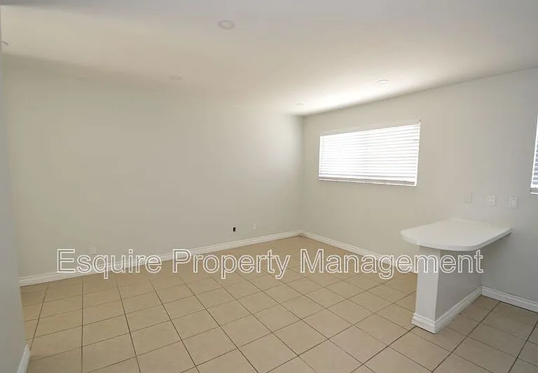 421 W 1st St #B — Photo 4