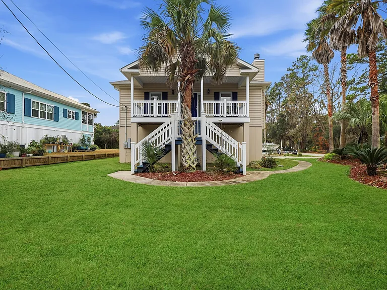202 Penrose Dr — Photo 1