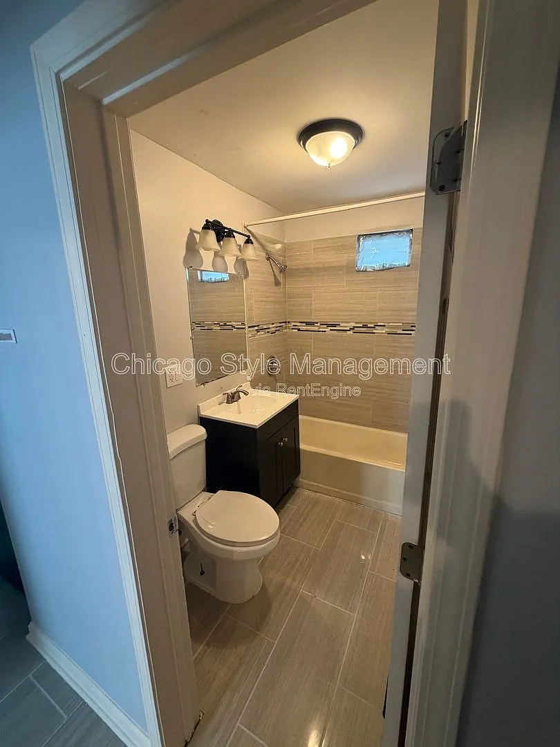2 bed, 1.0 bath, $1,095 — Photo 3