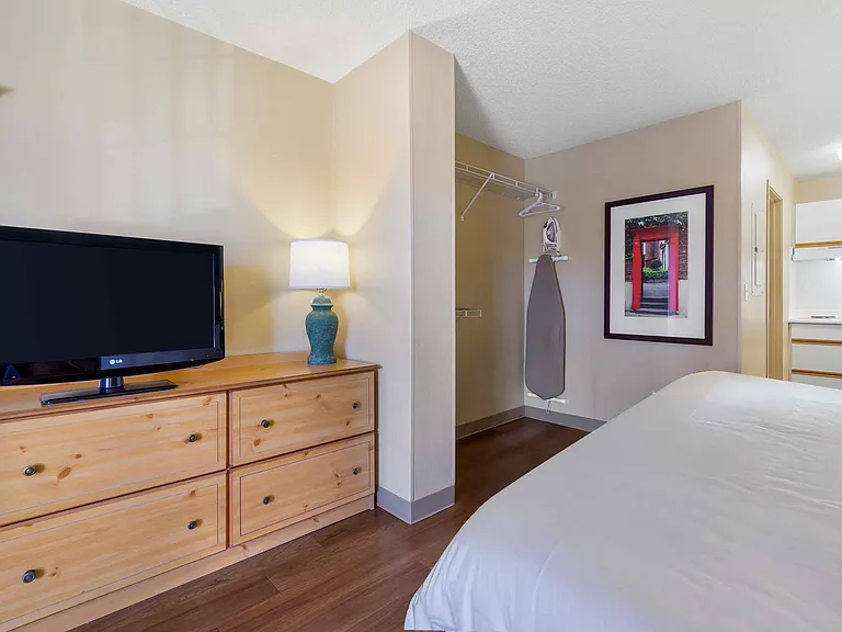 Deluxe Studio - 1 King Bed