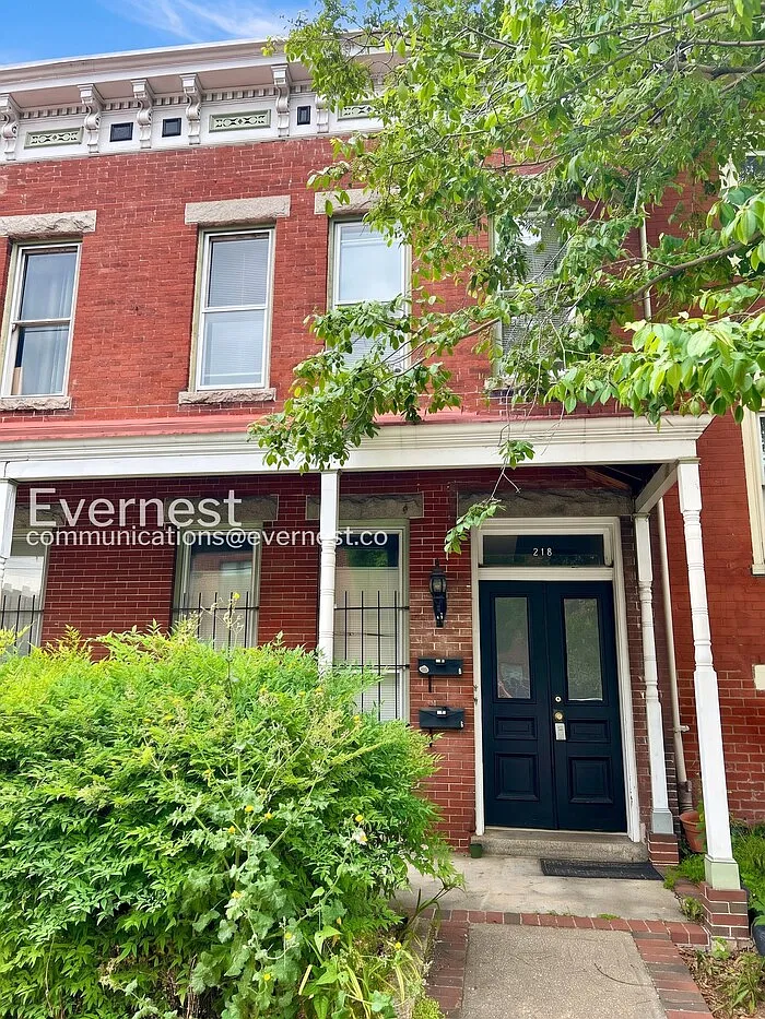 2 bed, 1.0 bath, 1011 sqft, $1,595 — Photo 1