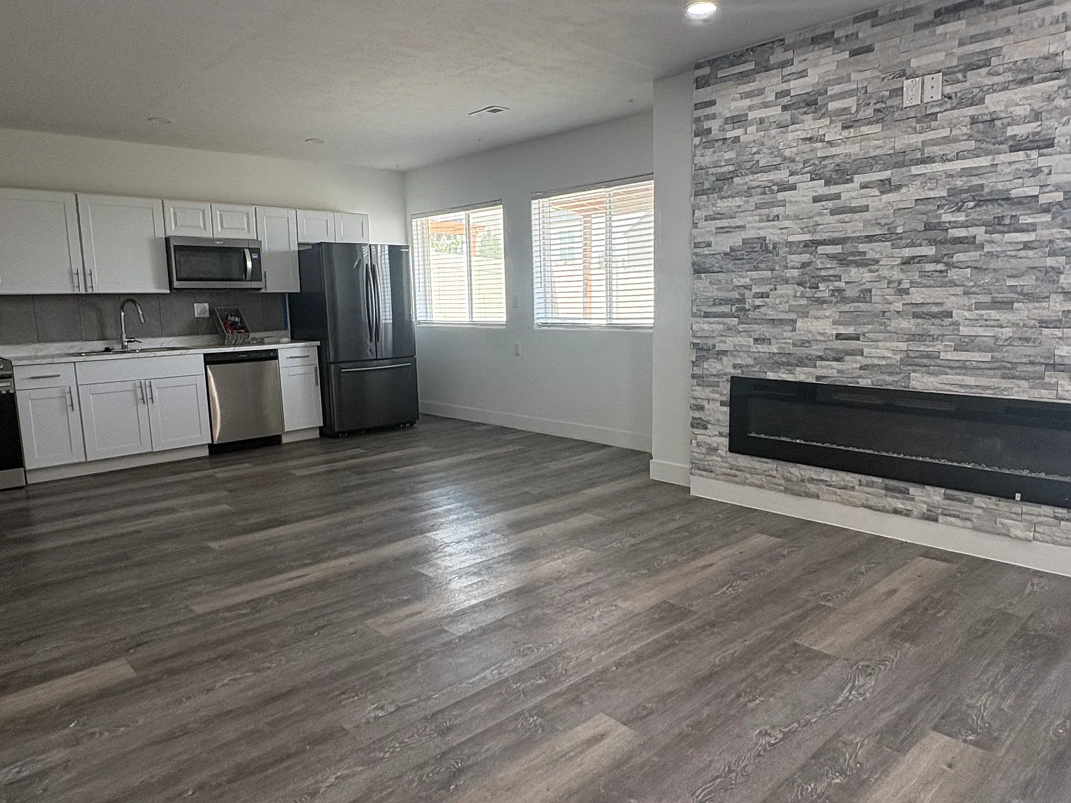 3 bed, 1002 sqft, $1,800 — Photo 1