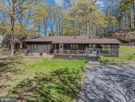 56 Sir Johns Run Rd, Berkeley Springs, WV 25411