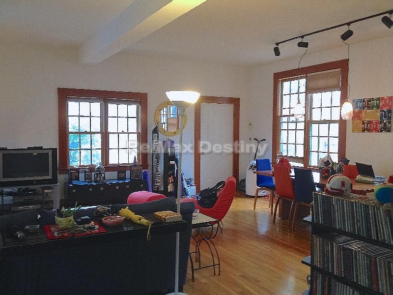 2nd image of 53 Lincoln St