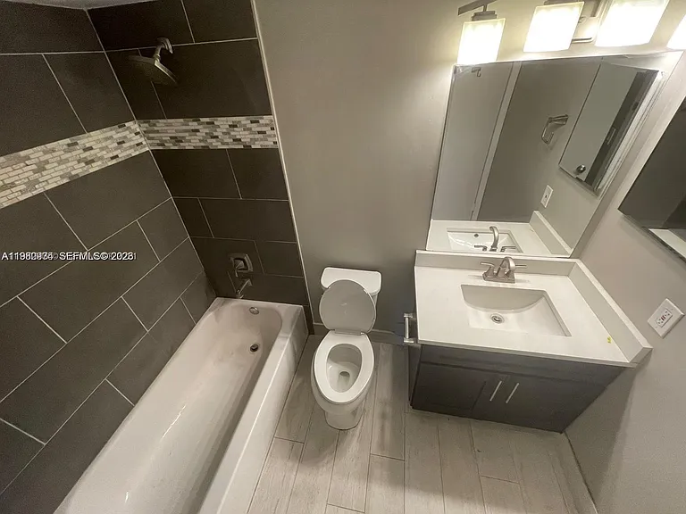 2811 N Oakland Forest Dr #110 — Photo 9