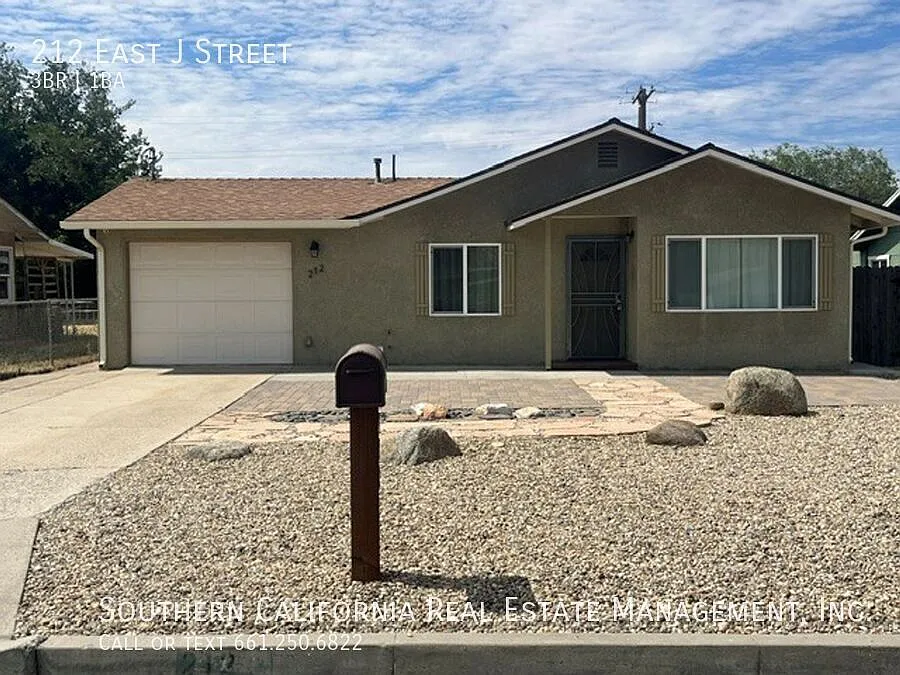 3 bed, 930 sqft, $1,900 — Photo 1