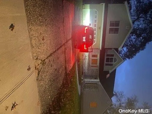 7 Sherry Lane, Selden, NY 11784