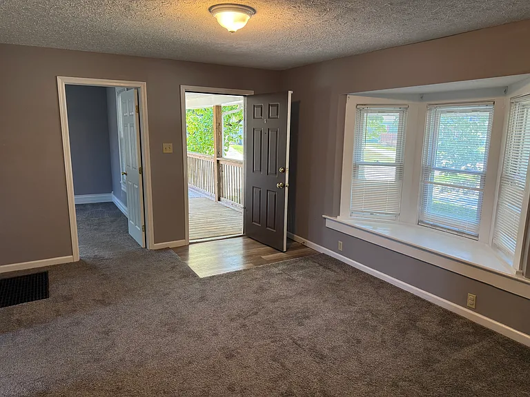 142 E Walnut St — Photo 3